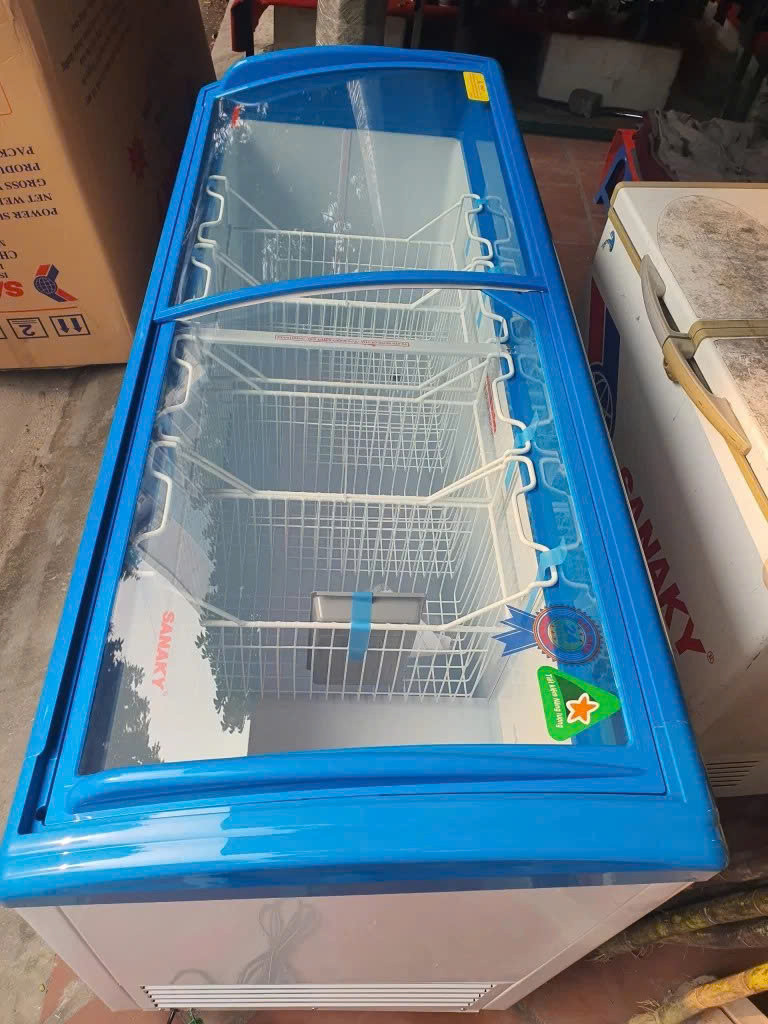 Phía trong tủ đông trưng bày