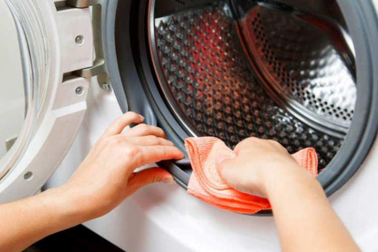Cửa máy giặt chưa đóng kín hoặc bị kẹt