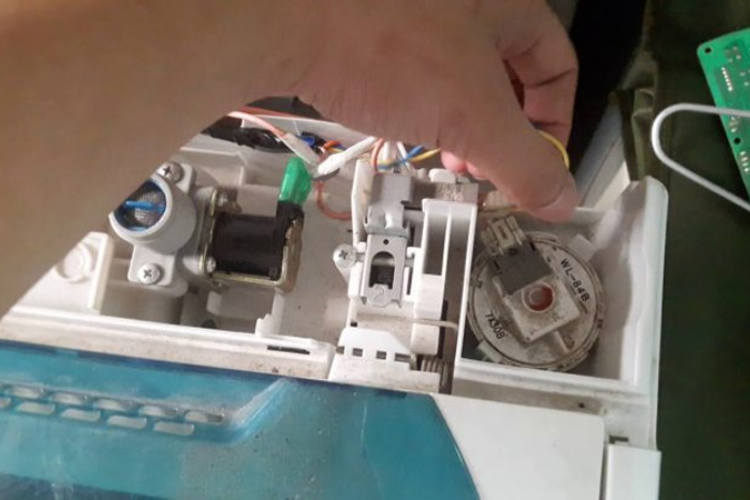 Đường tín hiệu từ phao áp suất về bo mạch bị hỏng