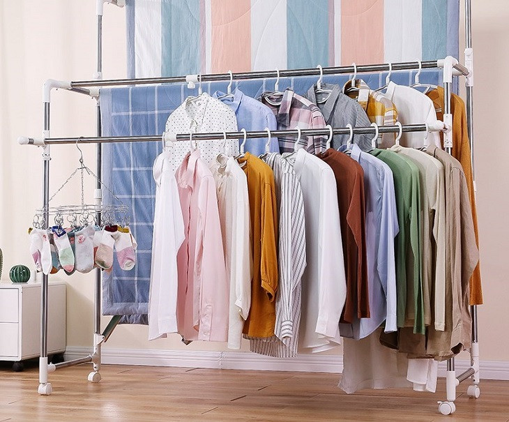 Phơi quần áo ngay sau khi sấy để chống nhăn