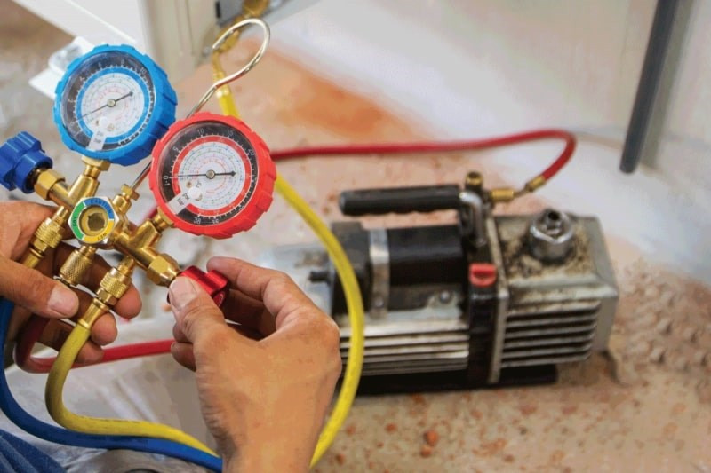 Vệ sinh ống đồng bằng máy hút chân không